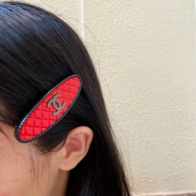 Chanel diamond double C hair clip Ddd