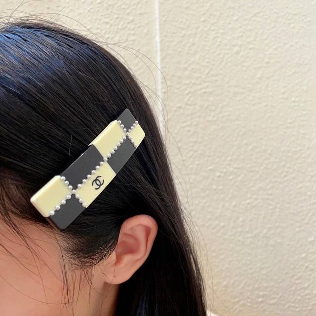 Chanel Pearl Color-Blocked Double C Hair Clip Ddd