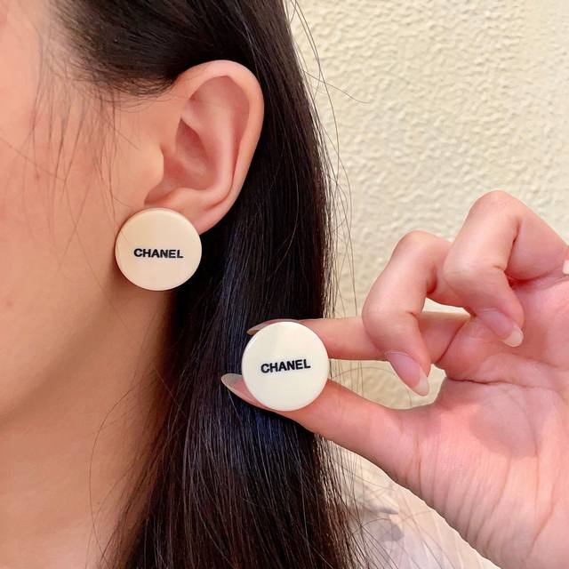 Chanel classic letter stud earrings Ddd