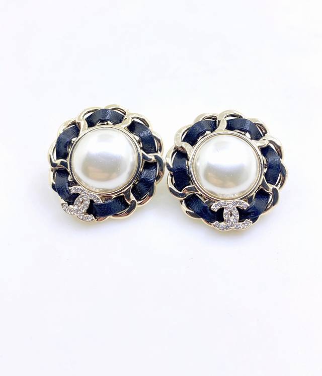 Chanel latest black leather round pearl Cc stud earrings, identical to batch Z,