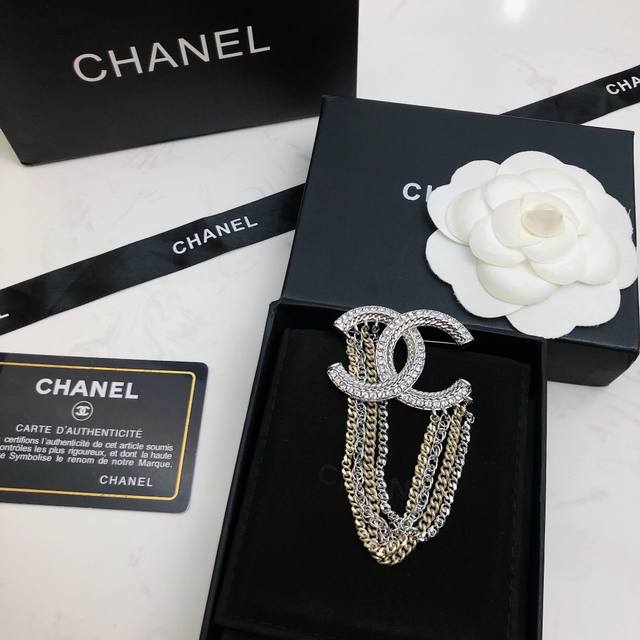 Hot Selling Chanel Tassel Brooch! Chanel double C letter tassel chain brooch, be