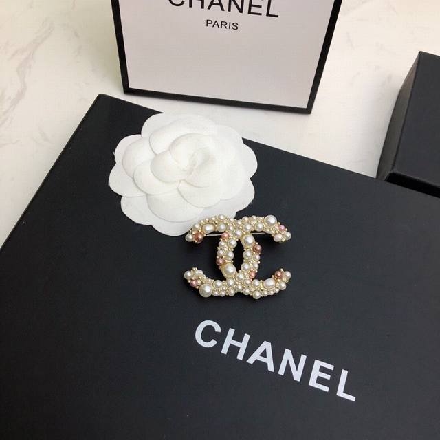 Authentic, top-quality Chanel Ch Nel brooch, worn by celebrities and influencers
