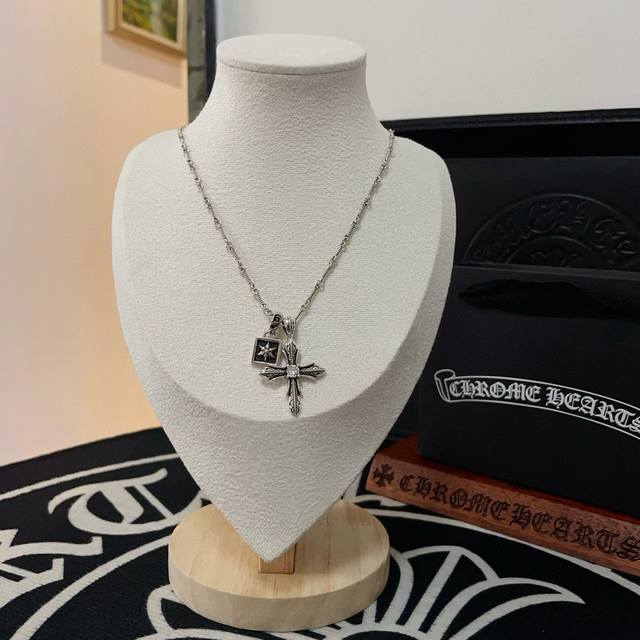 This Chrome Hearts cross pendant boasts a unique design with embossed details an