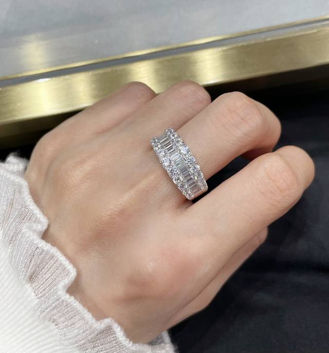 Gemstone: Imported high-carbon diamonds, V-gold material, size: 678. Hand-set T-