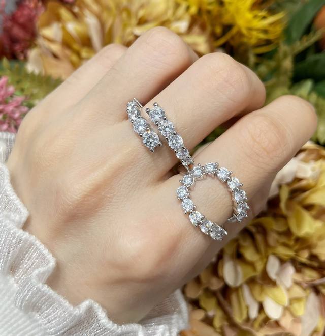 Gemstone: Imported high-carbon diamond, V-gold material, size: 5678. Hollowed-ou