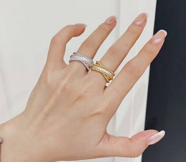 V gold plated with gold, size 56789. Authentic VCA double-band ring, fully set w