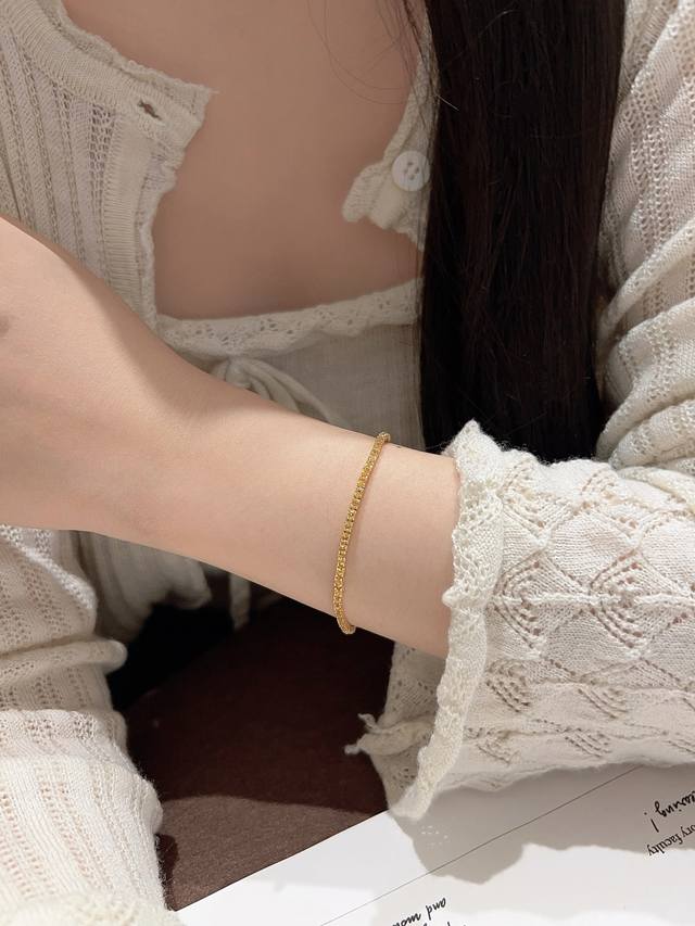 We offer high-volume production and customer inquiries. Our Colored Gemstone Ser