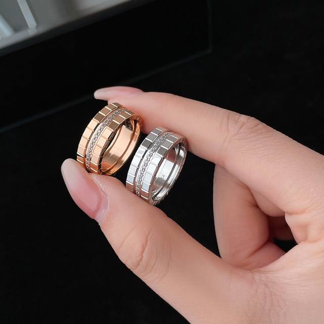 Chopard Ice Cube Collection Wide Diamond Ring, exuding a cool and chic aesthetic