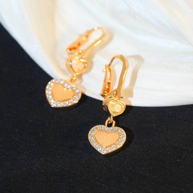 Xiao*Ha Pipi Y Hearts series peach heart earrings, new style, also a celebrity s