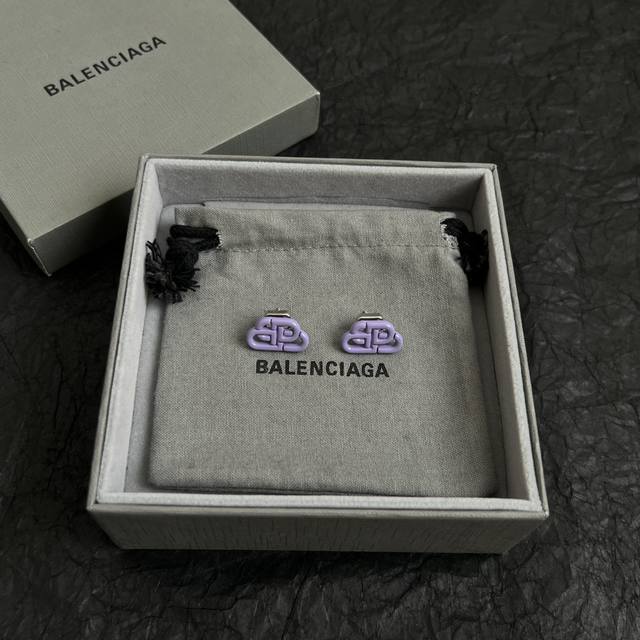 Balenciaga earrings, simple and elegant, with a rich, high-end gold finish, look