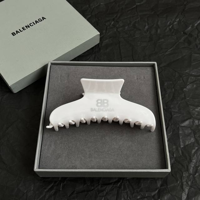 New Balenciaga clutch clip, simple and elegant with a luxurious gold finish, loo