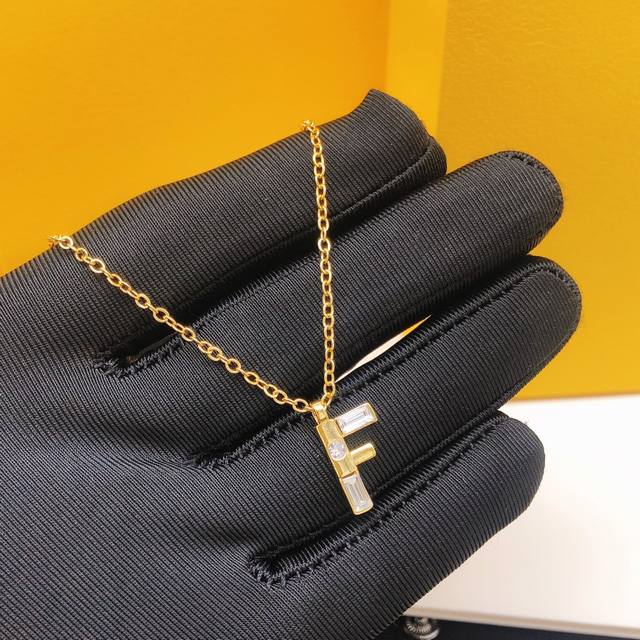 Item No. Fdxl0010 Fendi F Letter Necklace with Diamonds Ddd