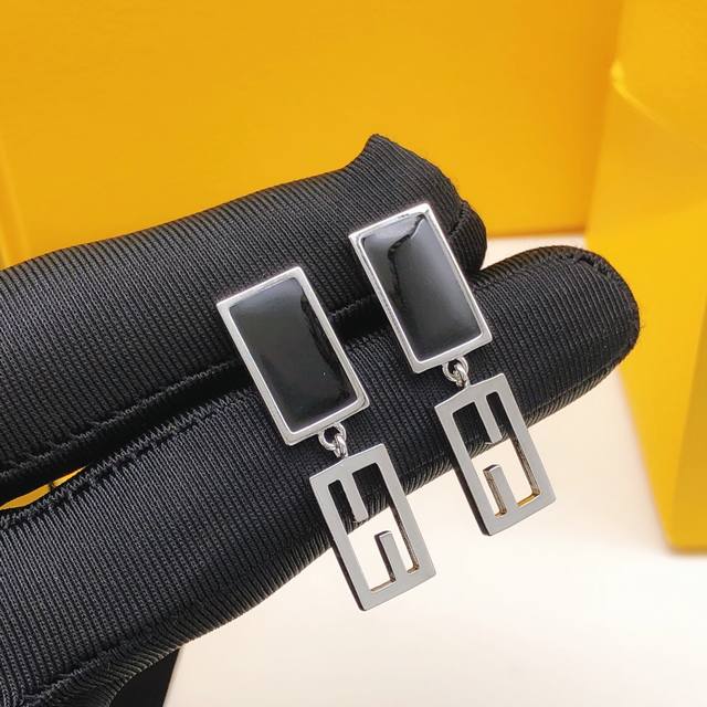 Item No. Fded0053 Fendi square stud earrings, black Ddd