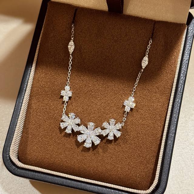 A6854 Hw High Jewelry New Three-Flower Full Diamond Necklace, a favorite of many
