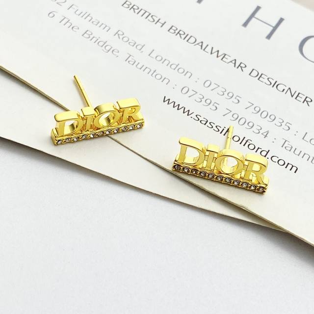 Today's New Arrival Code E3238 0237825 Dior earrings, a hot-selling style, now a