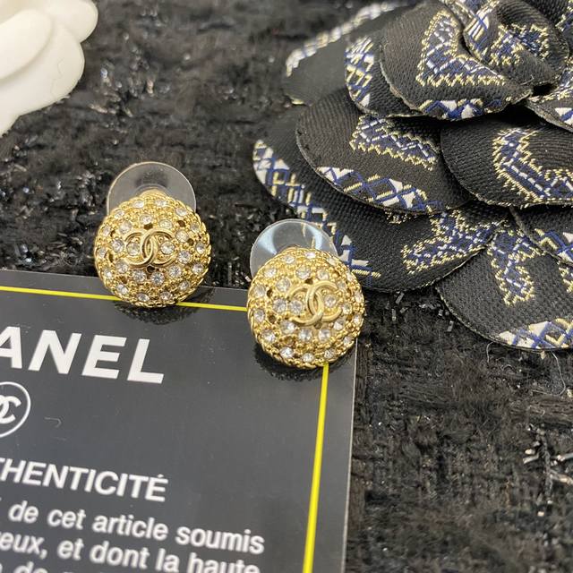Code E376 0746855 Chanel earrings, a hot-selling new arrival, exclusively from b