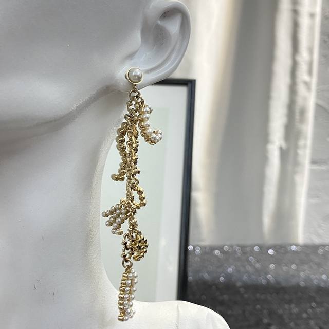 Code Ge409 0978605 Chanel earrings, the latest style from the boutique, are now