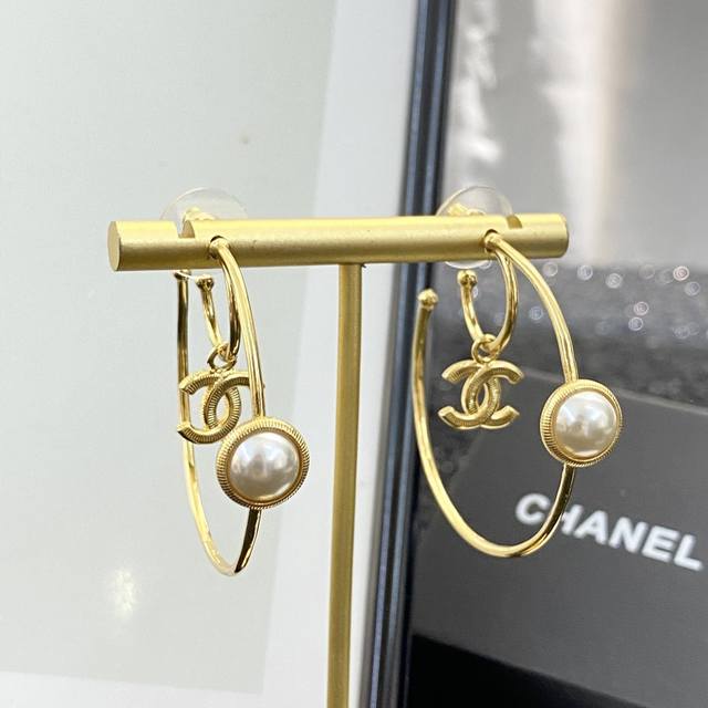 Code E437 0854780 Chanel mini earrings, a hot-selling new arrival, made with aut