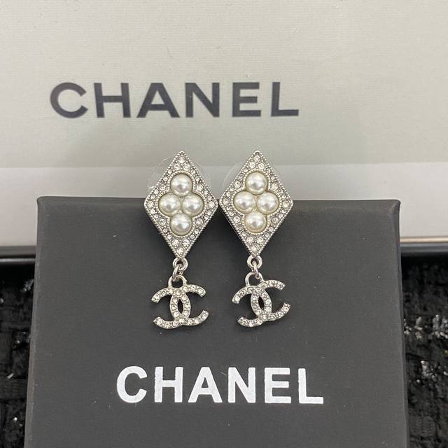 Code Ge427 0758605 Chanel earrings, the latest styles from the boutique, are now