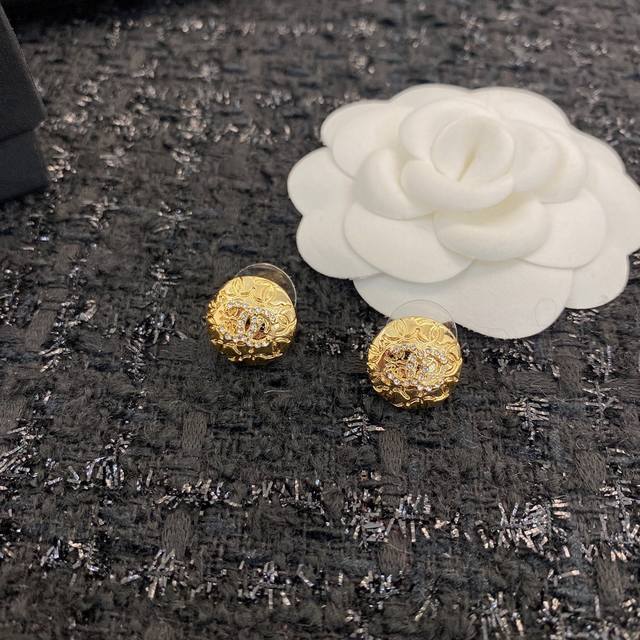 Code Ge458 0747860 Chanel's new brooch is here! Made with the same mold as the o