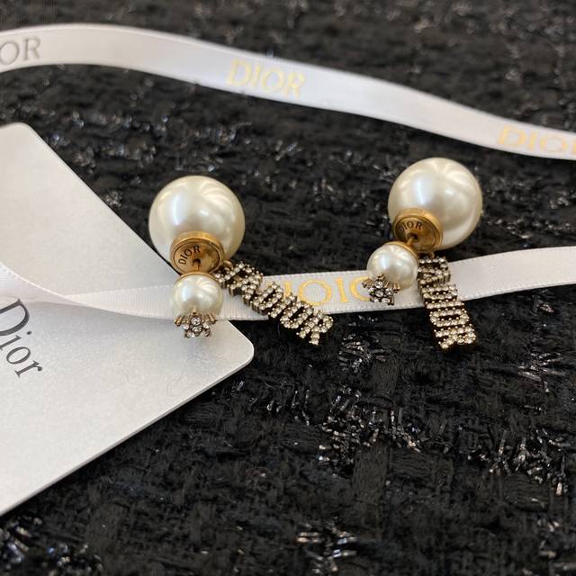 Code Ge456 0750865 Super beautiful Dior earrings are here! Newest style from the