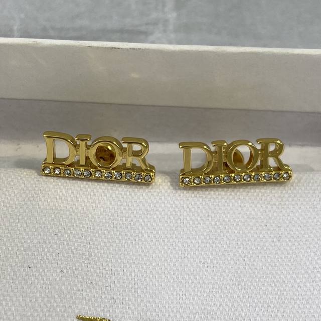 De0245 Dio Dio Letter Diamond Earrings Ddd