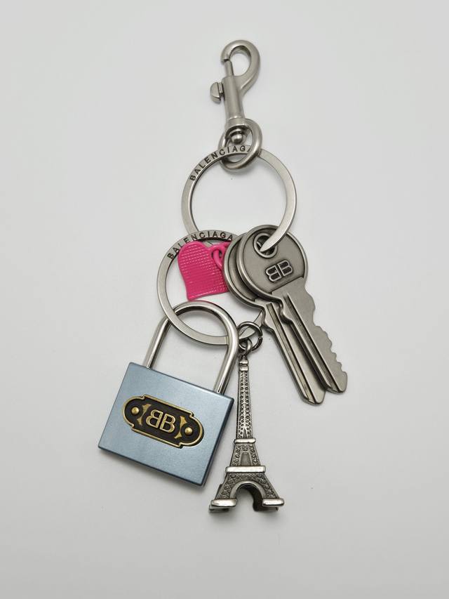 New Balenciaga keychain, simple and elegant, with a high-end gold finish, looks