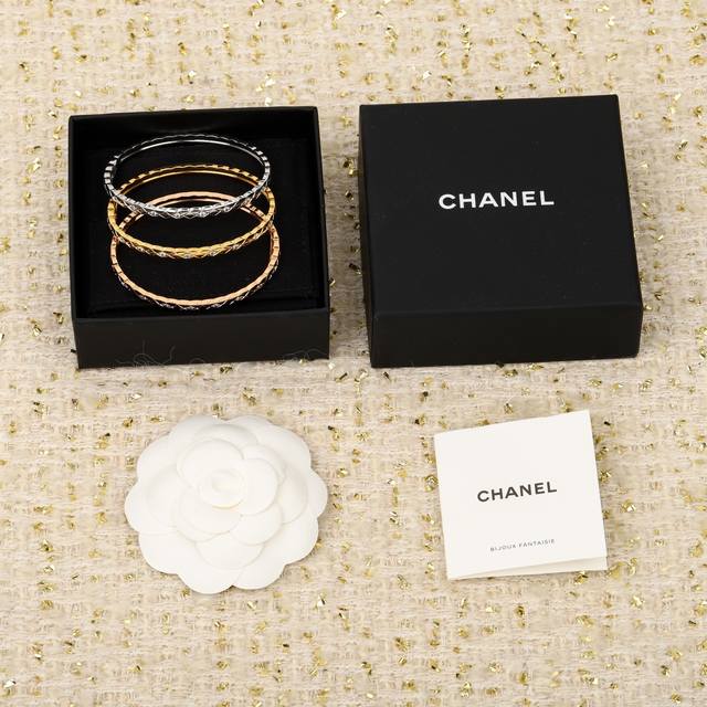 210724 We produce narrow diamond-studded quilted bangles, custom-made with real