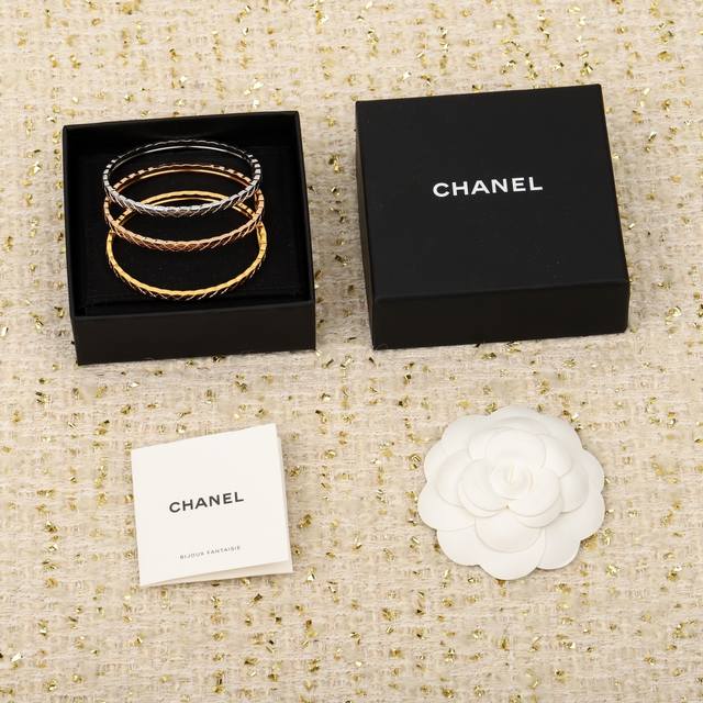 210723 We produce narrow, diamond-free quilted bracelets, customizable with genu