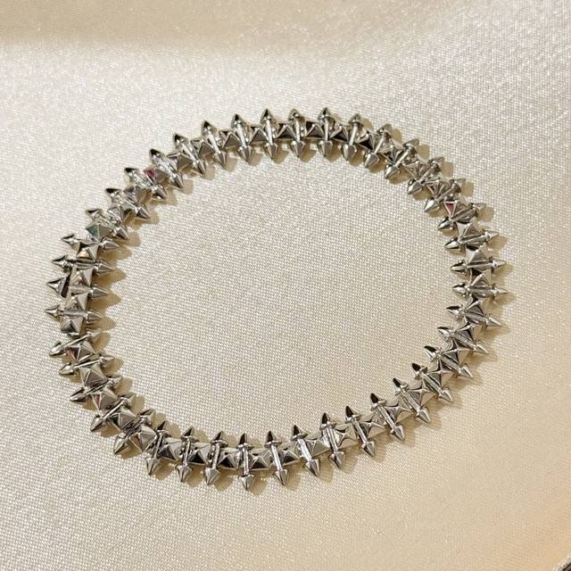 A6897 High-end sterling silver metal studded bullet-shaped smooth bracelet, a ve