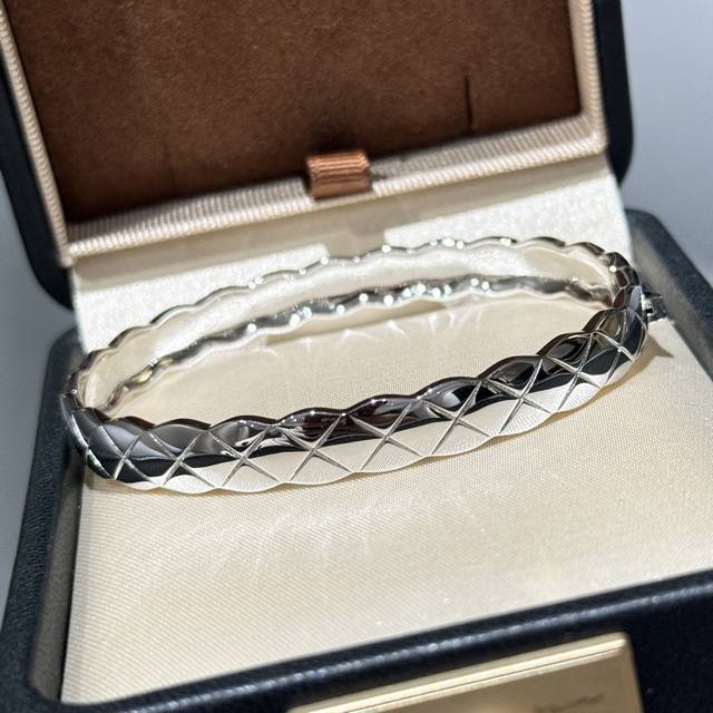 A4477 A newly launched Chanel-inspired classic smooth diamond-patterned bangle.