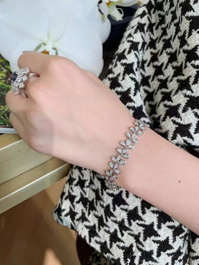 208753 We produce teardrop-shaped full-diamond bracelets, which can be customize