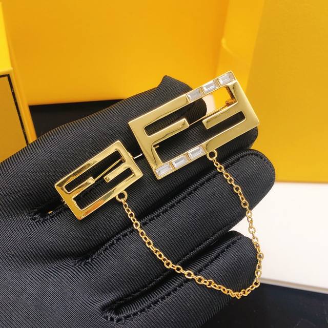 Item No. Fdxz0002 Fendi Brooch with Tassel Chain, High-End Ddd