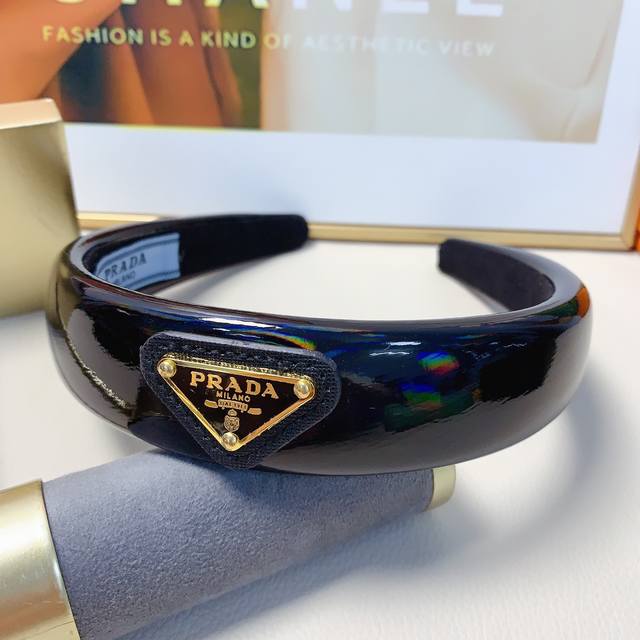 Prada headband, patent leather triangle brand, simple and luxurious style, versa
