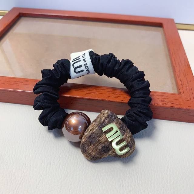 Miumiu Miu Miu Miumiu Hair Tie Heart-shaped Titanium Steel Logo Hair Tie Everyda