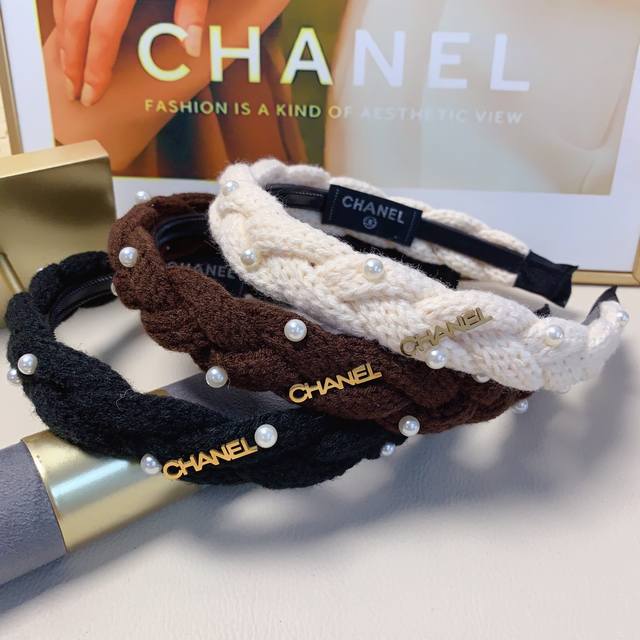 Chanel headband, made of woven wool with titanium steel logo. A simple yet luxur