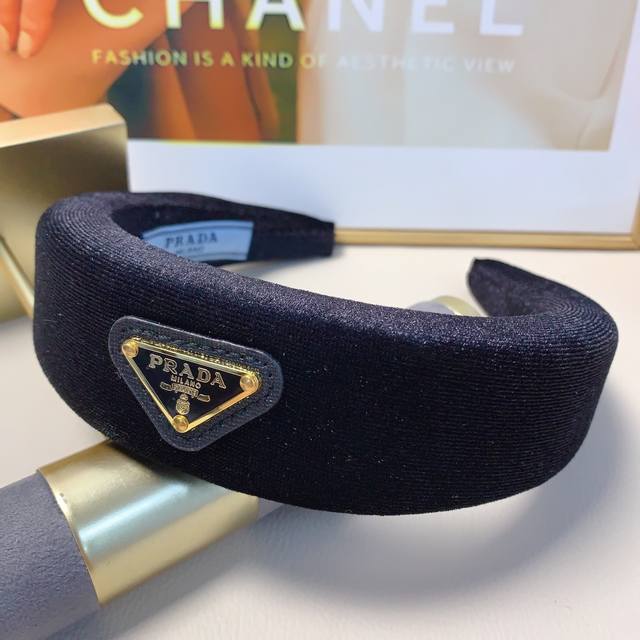 Prada headband, a simple yet luxurious headband with a velvet triangle brand des
