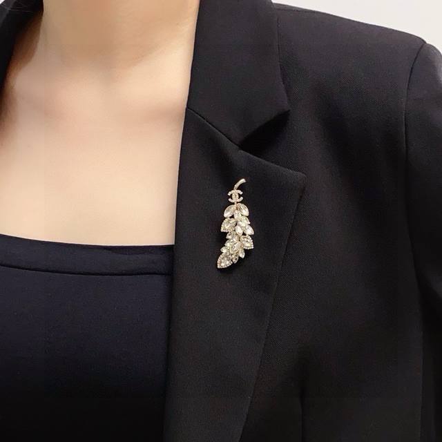 Chanel's new full-diamond leaf brooch is the most understanding accessory for wo