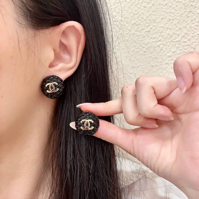 Chanel diamond-patterned double C stud earrings Ddd