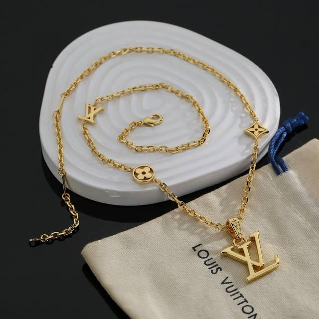 This exquisitely crafted Louis Vuitton necklace embodies superb craftsmanship, u