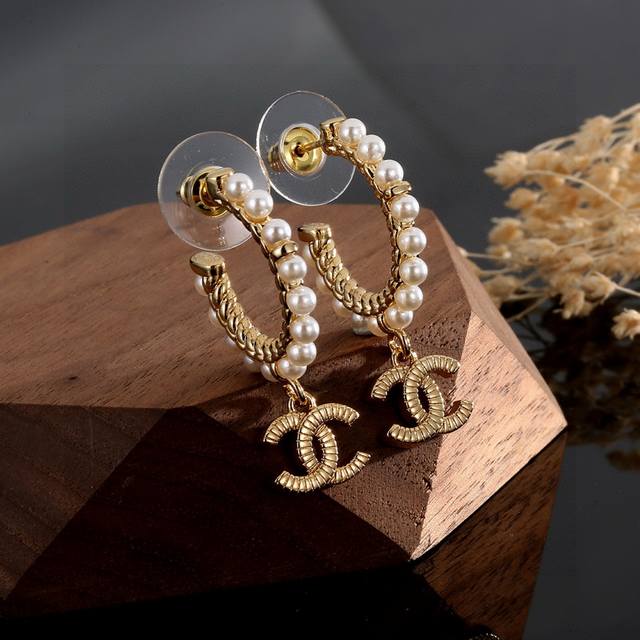 A huge batch of new Chanel earrings has arrived!! Luxurious and elegant style B,