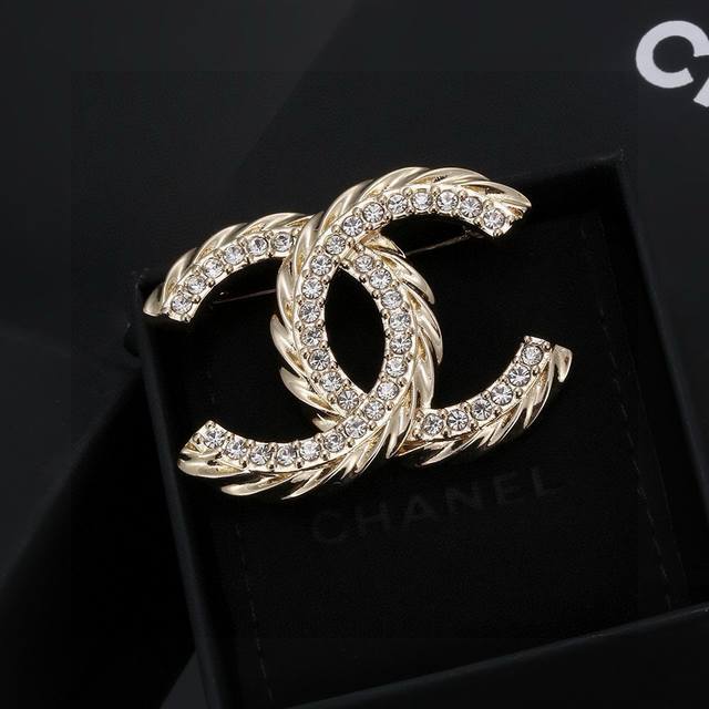 Chanel's hottest brooch, top-tier quality, the most stylish full-diamond brooch,