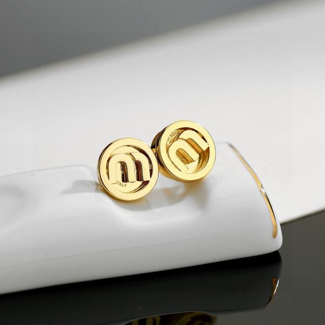 Miu Miu letter stud earrings, classic gold, small, delicate, cute, and versatile