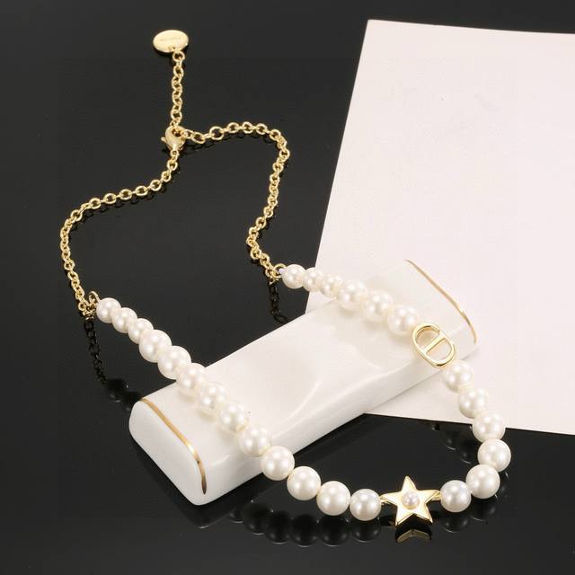 Dior Cd pearl necklace features a simple yet stylish design. The perfect combina