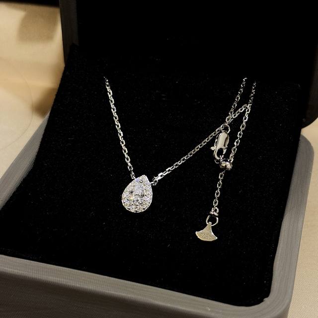 A6701 This new Graff teardrop necklace is simple yet elegant, with perfectly pro