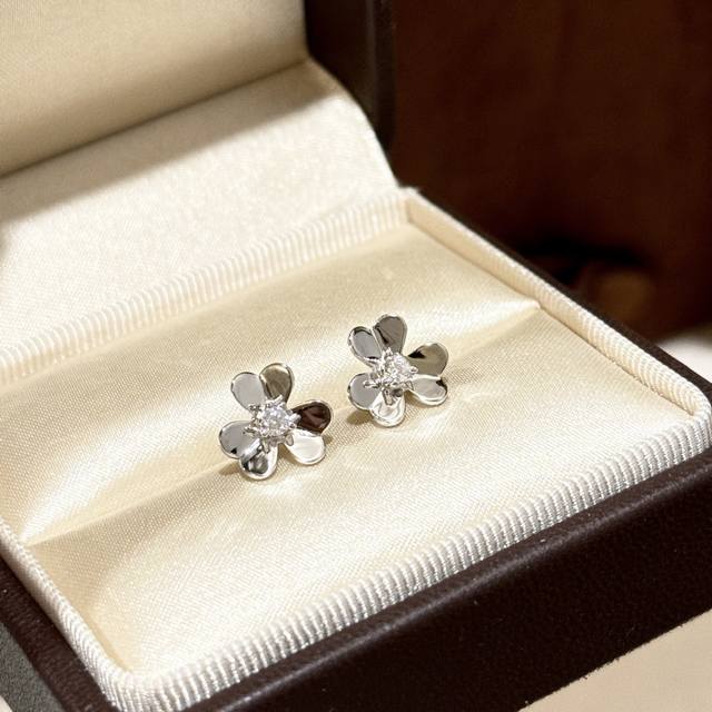A2843 Vca Frivole series small clover polished earrings feature delicate flowers