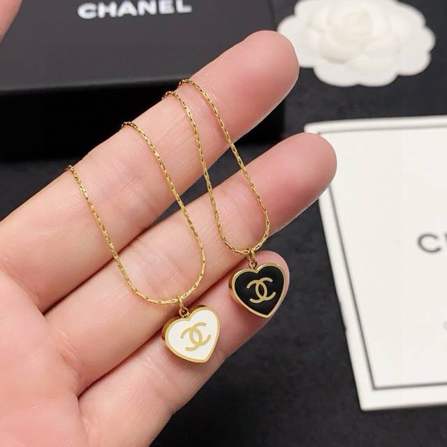 A hot new high-end Chanel double C black and white heart necklace on Xiaohongshu