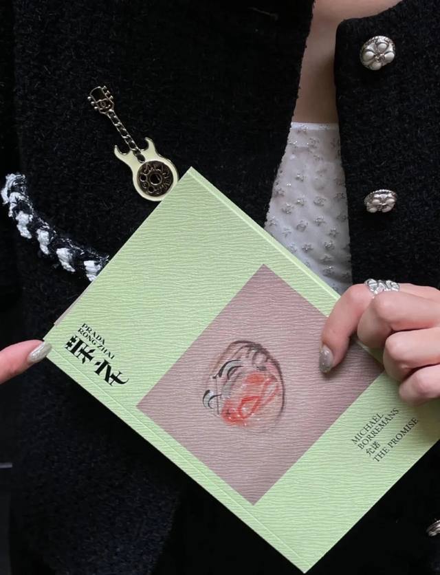 Code A679 0267820 Chanel Brooch Hot Selling New Arrival Chanel 24 Avocado Guitar