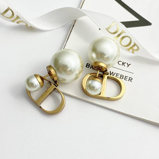 Code E692 0247820 Dior earrings, a hot-selling new arrival! Dior retro gold Cd d