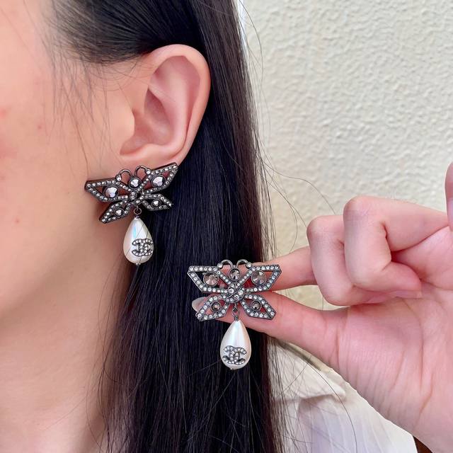 Chanel perfume bottle double C brooch Ddd